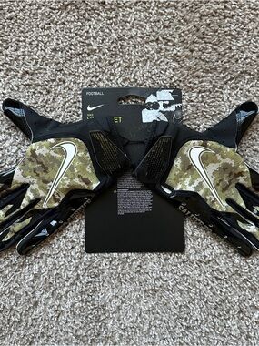 NIKE VAPOR JET FOOTBALL GLOVES SALUTE TO SERVICE NFL MENS SMALL DIGITAL CAMO NEW